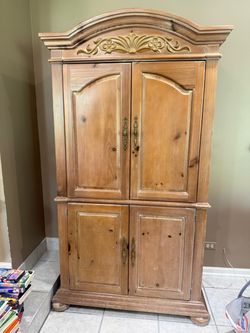 Free wardrobe/armoire/free standing storage closet