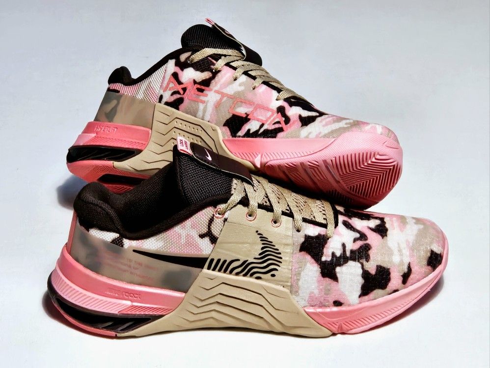 WOMEN'S SIZE 10 / MEN'S SIZE 8.5: NIKE METCON 8 AMP TRAINERS!!