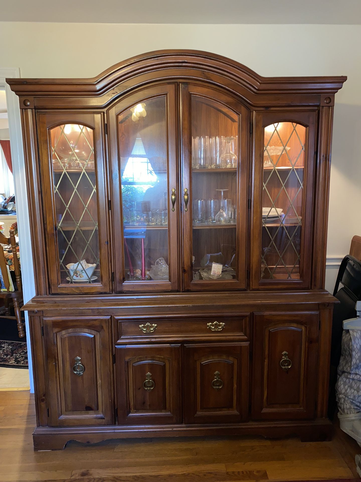 BROYHILL ILLUMINATED CABINET ā422Eā