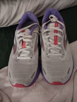 Brooks Shoes Size 10 Look At All Pic 25 Dollars 