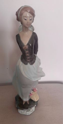 Beautiful Lladró Lady with Flowers
