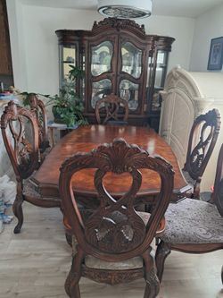 Dining Room Table and Chairs (Make an Offer)