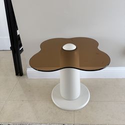 Side table . Mesita lateral