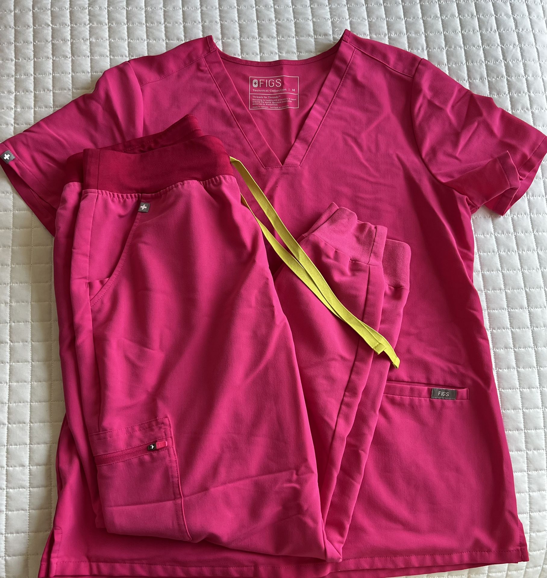 FIGS Scrubs Shocking pink