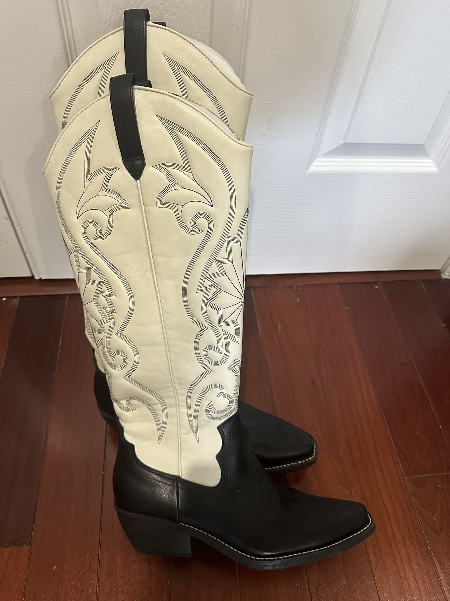 Women’s Black And Cream Cowboy Boots Size 10