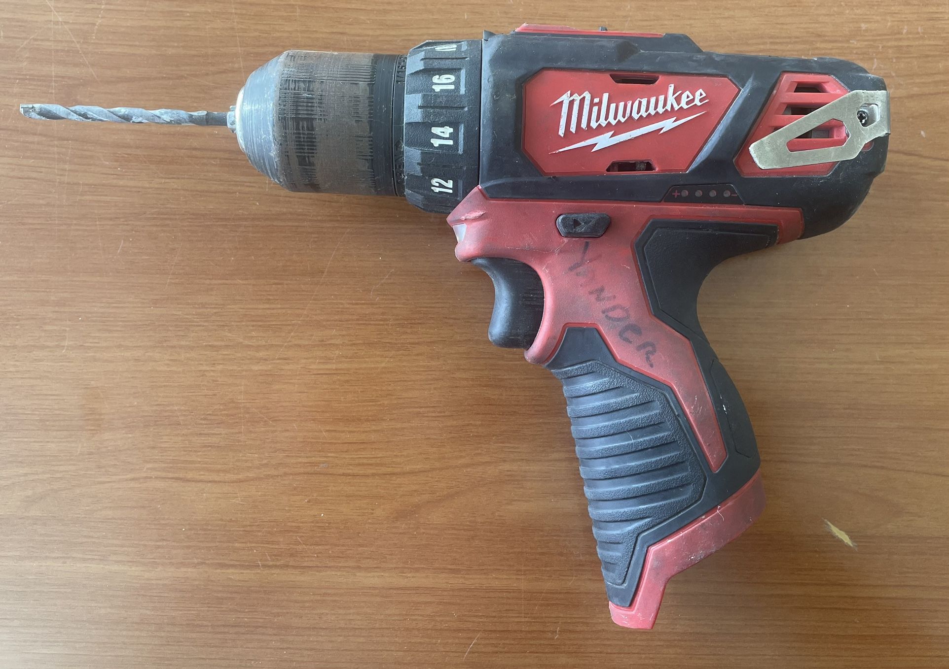 Milwaukee cordless drill 2407-20 ( Hablamos Espanol )