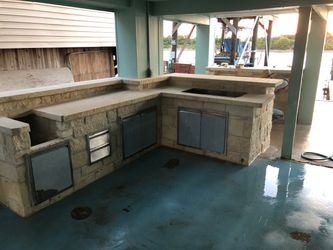 6x7 outdoor kitchen with bar backsplash