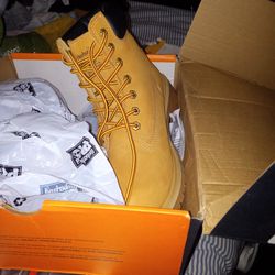 Size 9. 1/2 Woman's Tims (Brand New)