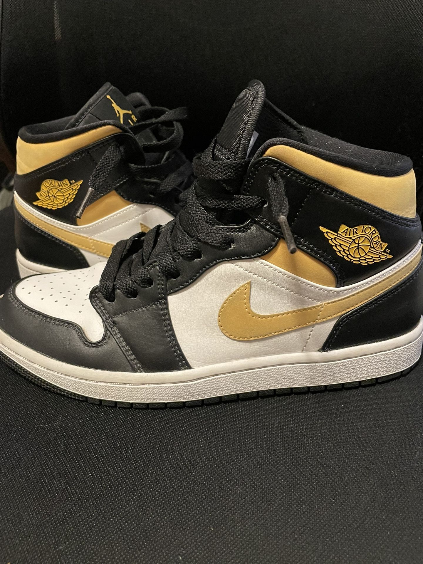 Air Jordan 1 Mid Black University Gold