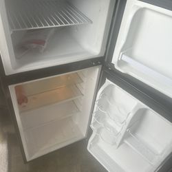 Mine Fridge Magic Chef 4.4 Cu Buenas Condiciones $80 Obo 