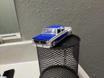 Loose 1/64 scale Chevy trucks
