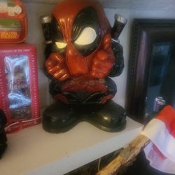 Deadpool Stirofoam Statue