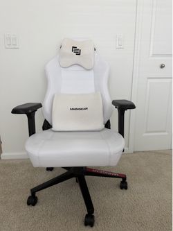 MainGear Gaming Chair