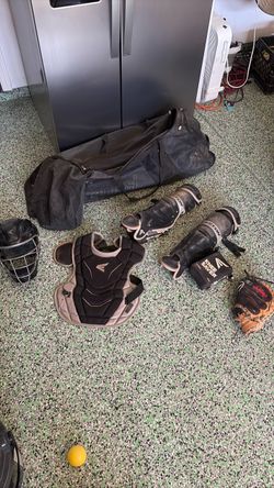 (BAG AND GLOVE INCLUDED) Catchers Gear