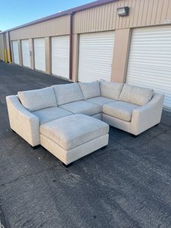World Market cream modular sectional with ottoman ( Can Deliver For $10 )