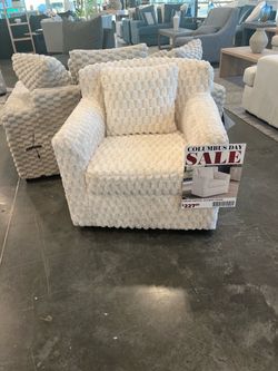 Swivel accent chair