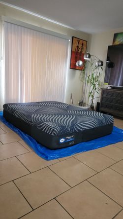 VERY NICE LIKE NEW QUEEN SIZE SEALY POSTUREPEDIC HYBRID MATTRESS FOR SALE! IN EXCELLENT CONDITION, FREE DELIVERY