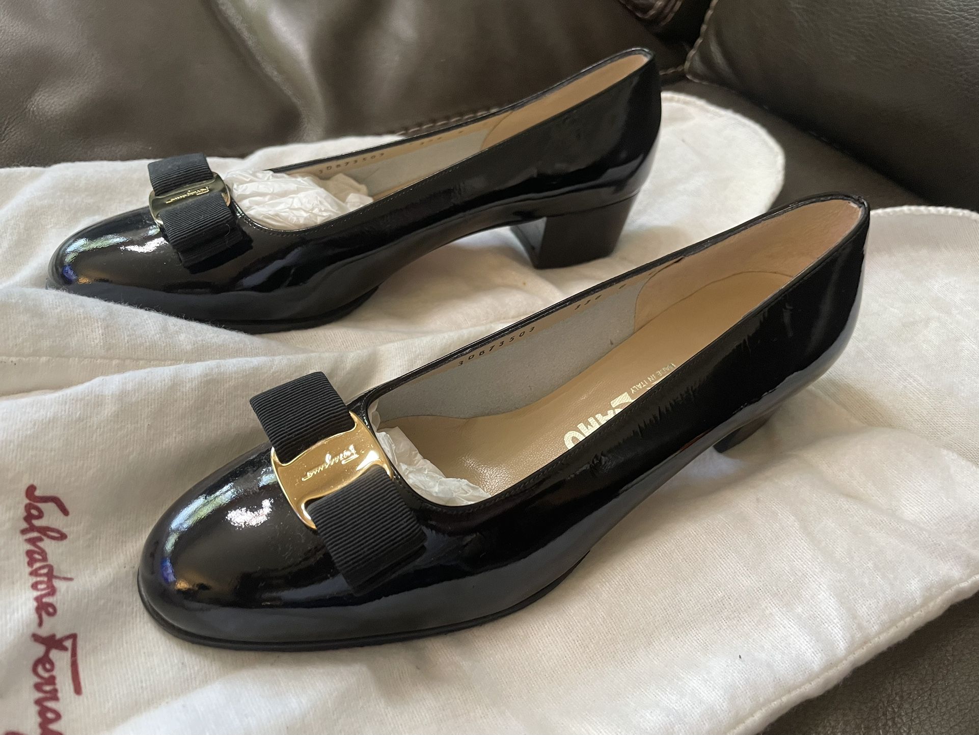 Authentic Salvatore Ferragamo Black Patent Vara Bow 30mm Heel Pumps