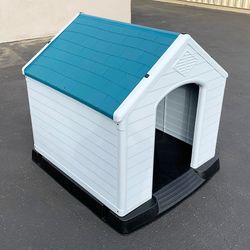 (New) $150 Extra Large Outdoor Indoor Waterproof Plastic Dog House 42”x42”x45”