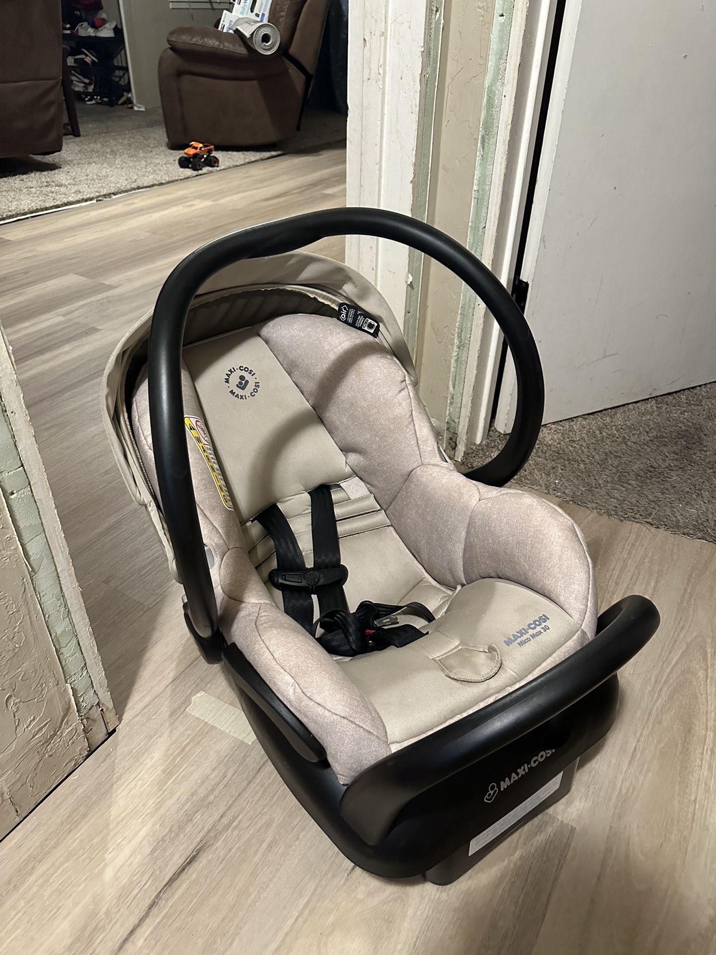 Maxi Cosí Infant Car Seat + base