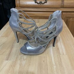 ✨Like- New Caparros Silver Heels- Size 9.5✨