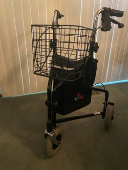 Nova 3-wheel rolling Walker