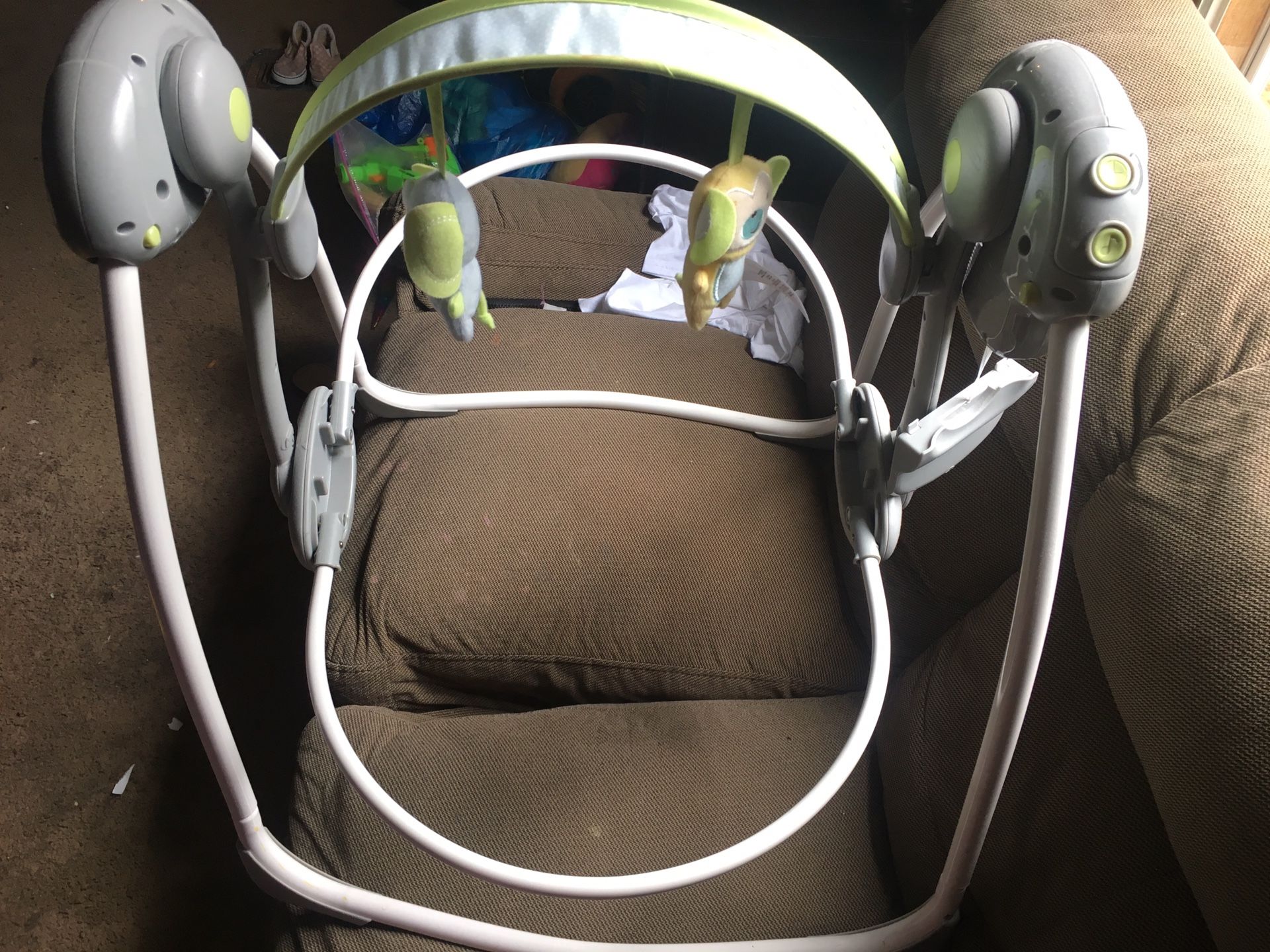 Ingenuity Graco portable swing buzzy bloom