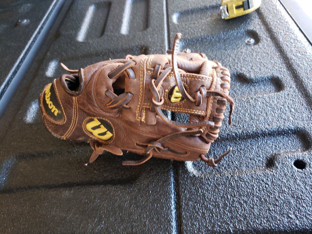 Wilson A800 11.5” Youth Baseball Softball Glove Right Hand Throw