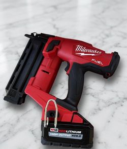 (No battery)En venta Milwaukee M18 FUEL 18-Gauge Brad Nailer