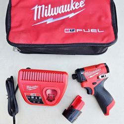 Milwaukee FUEL 12V Impact Driver KIT