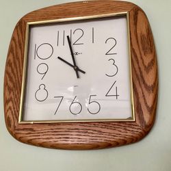 Vtg. Howard Miller Battery Operated Wall Clock Wood Frame 15” X 15” Timepiece