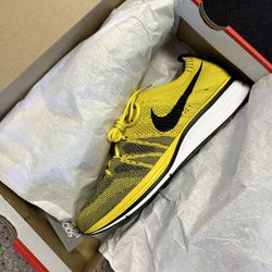 DS Nike Flyknit Trainer Bright Citron size 8.5 Mens