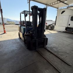 Komatsu 10,000LB Forklift