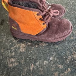 Kids Reese’s UGGs size 13