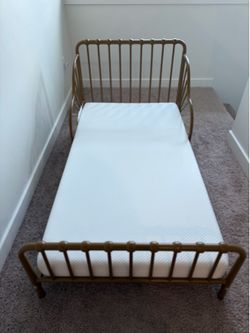 Toddler bed