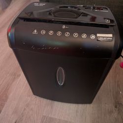 Pen+Gear WM672XA 6-Sheet Cross-Cut Shredder
