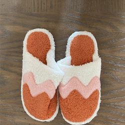 New/women Size 7.5 Slippers