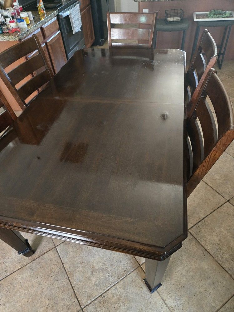 Signature Design By ASHLEY "Hayley" Dining Table