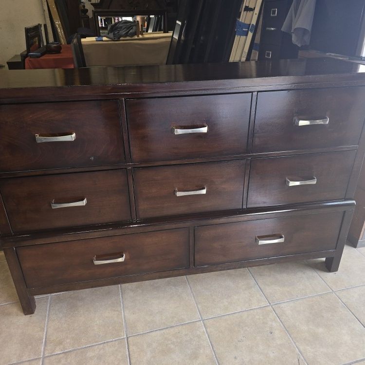 DRESSER 