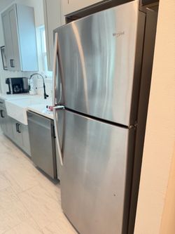 Whirlpool refrigerator in very good condition