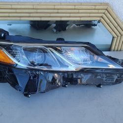 2018 - 2022 TOYOTA CAMRY RIGHT HEADLIGHT PASSENGER SIDE LED GENUINE USED
OEM NICE. DD4