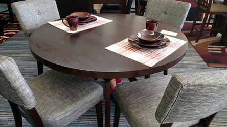 Beautiful round dining table NEW