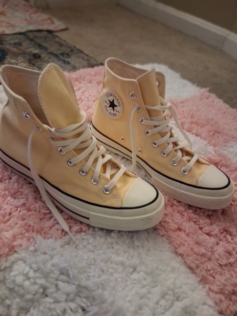 Chuck Taylor Yellow Size 7