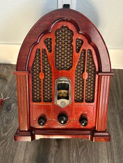 Gorgeous vintage-look am-fm radio