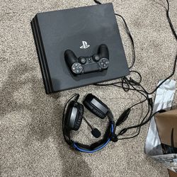 ps4 with headphones and 1 game 