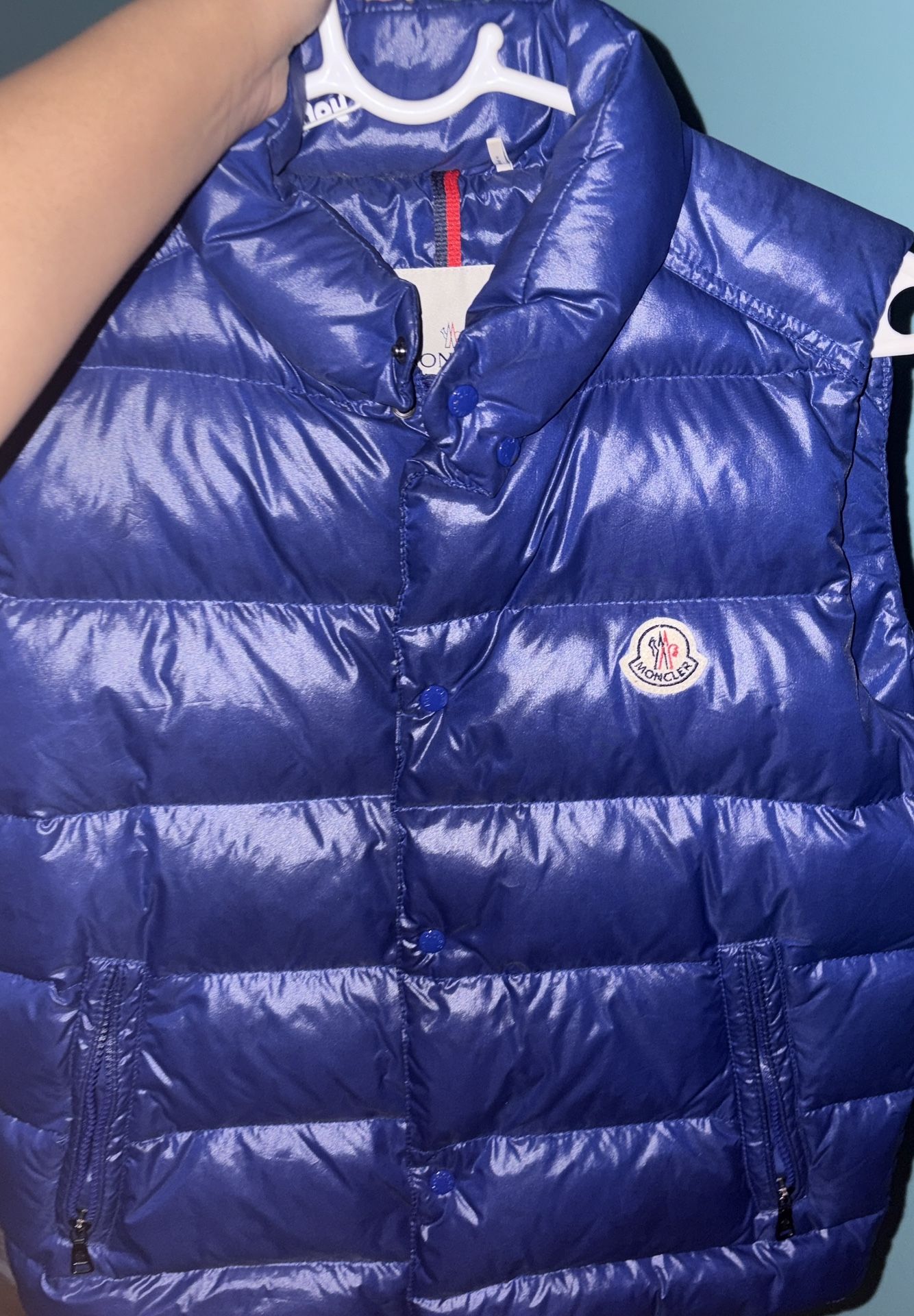 MONCLER VEST SIZE 4 OR 5 WOMENS VEST BUT CAN ALSO BE WORN ON MEN