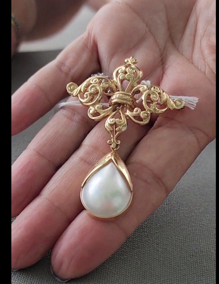 Gorgeous Pin Brooch Pendant FREE HOLIDAY SHIPPING  And Special Price 