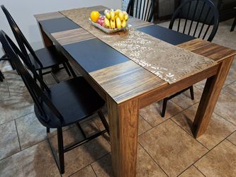 BEAUTIFUL DINING TABLE BRAND NEW (NO CHAIRS)