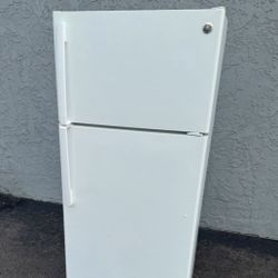 17.5 Cubic Household GE Refrigerator Fridge Freezer Great For Garage