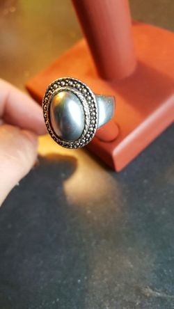Silver ladies fashion ring w/ grey stone